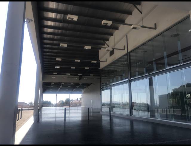 3,050M² SHOWROOM TO LET IN WATERVAL EAST